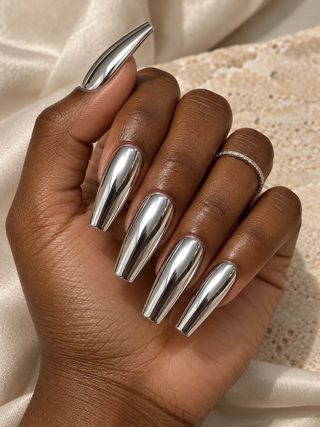 Silver mirror nails: Coffin · metallic mirror. A full silver mirror finish with strong reflections.
